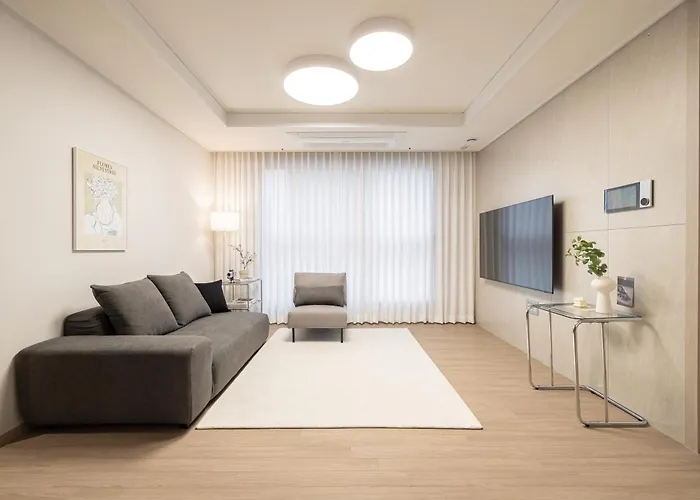 Stylish Modern Condo, 3 Bedrooms, 2 Bathrooms, 4 Air Conditioners, 65-Inch Tv, Laundry Machine & Dryer