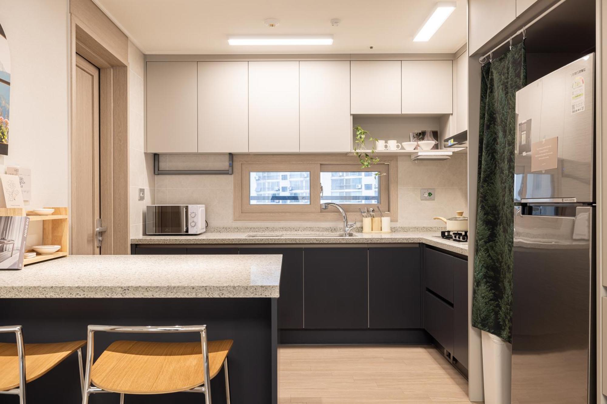 Stylish Modern Condo, 3 Bedrooms, 2 Bathrooms, 4 Air Conditioners, 65-inch Tv, Laundry Machine & Dryer * Seoul