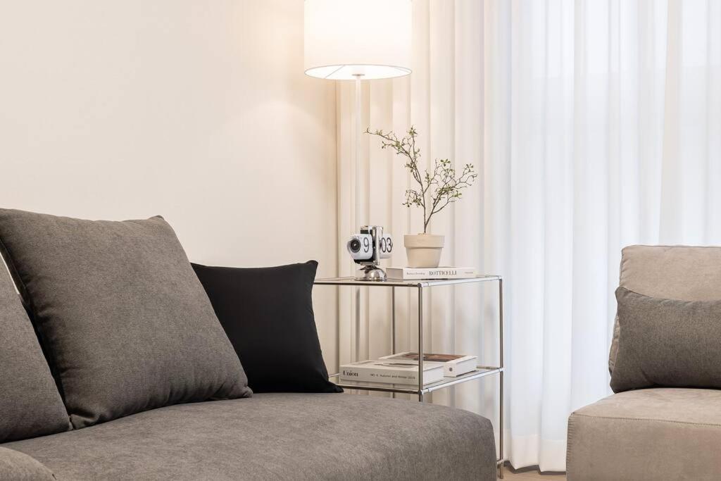 Apartemen Stylish Modern Condo, 3 Bedrooms, 2 Bathrooms, 4 Air Conditioners, 65-inch Tv, Laundry Machine & Dryer