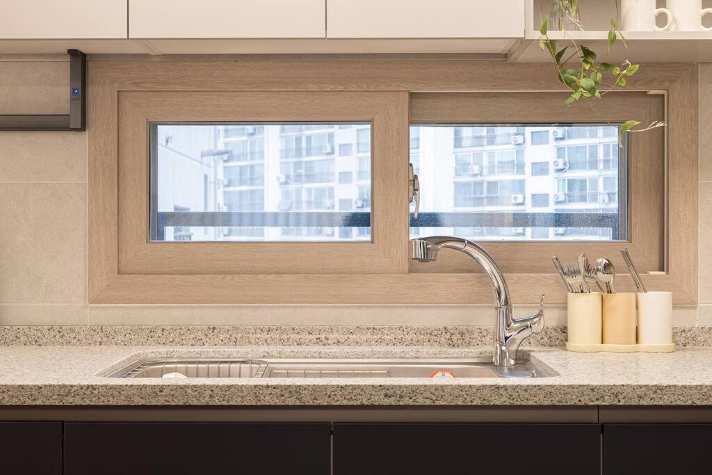 Apartemen Stylish Modern Condo, 3 Bedrooms, 2 Bathrooms, 4 Air Conditioners, 65-inch Tv, Laundry Machine & Dryer *