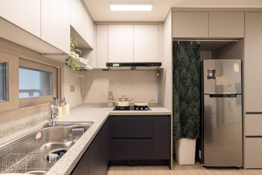 Stylish Modern Condo, 3 Bedrooms, 2 Bathrooms, 4 Air Conditioners, 65-inch Tv, Laundry Machine & Dryer Apartemen Seoul