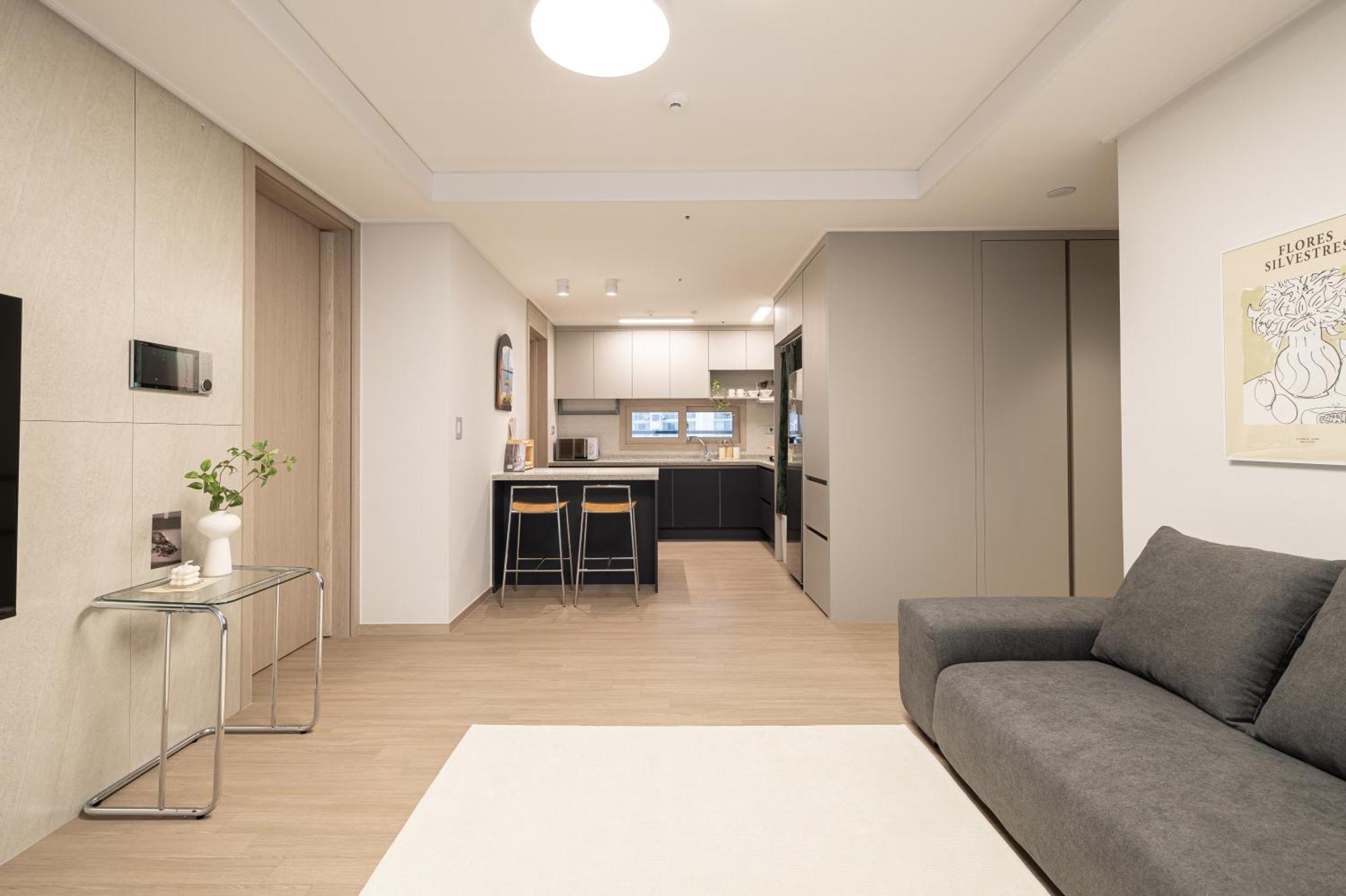Stylish Modern Condo, 3 Bedrooms, 2 Bathrooms, 4 Air Conditioners, 65-inch Tv, Laundry Machine & Dryer *