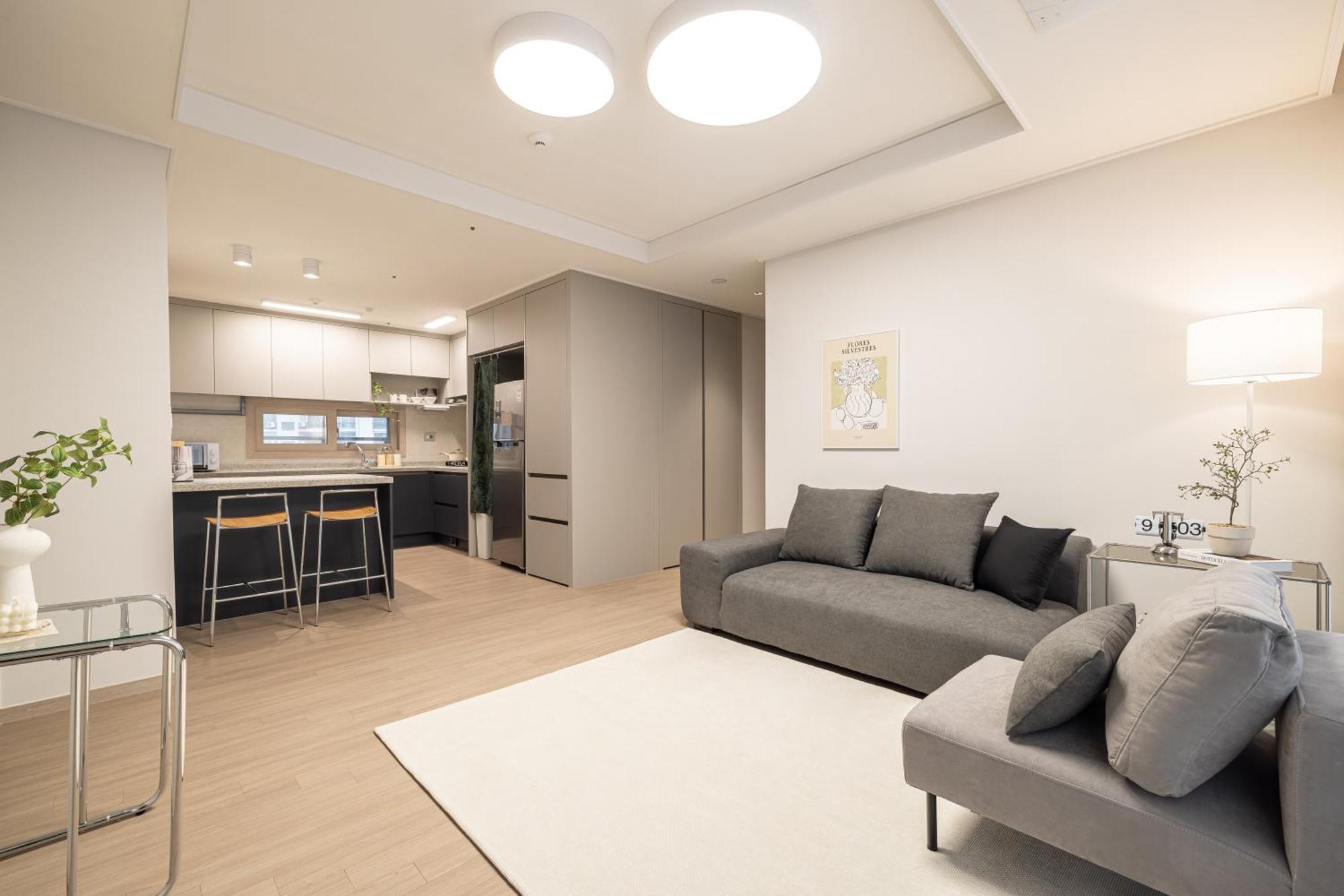 Stylish Modern Condo, 3 Bedrooms, 2 Bathrooms, 4 Air Conditioners, 65-inch Tv, Laundry Machine & Dryer Apartment *