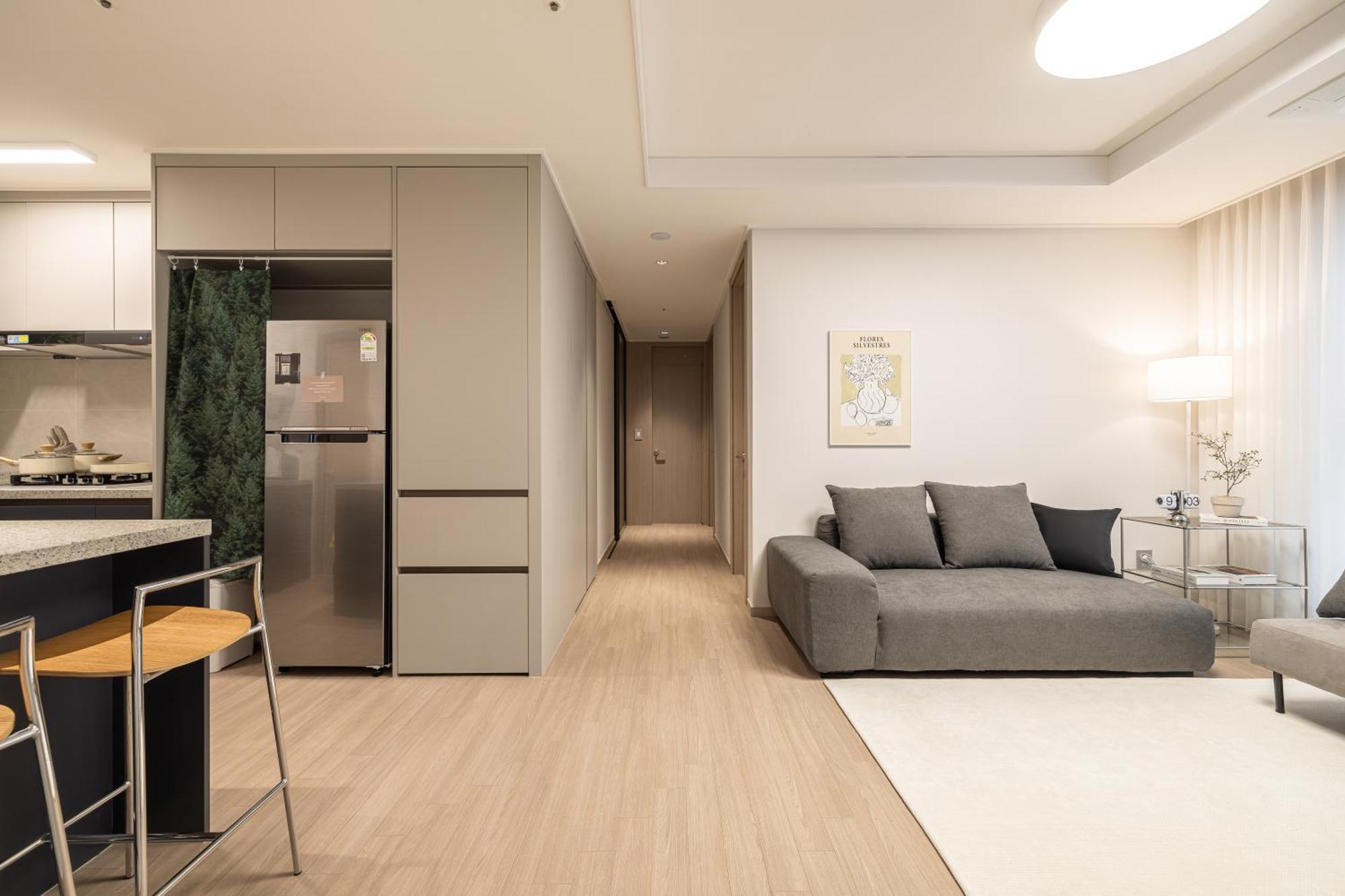 Stylish Modern Condo, 3 Bedrooms, 2 Bathrooms, 4 Air Conditioners, 65-inch Tv, Laundry Machine & Dryer *