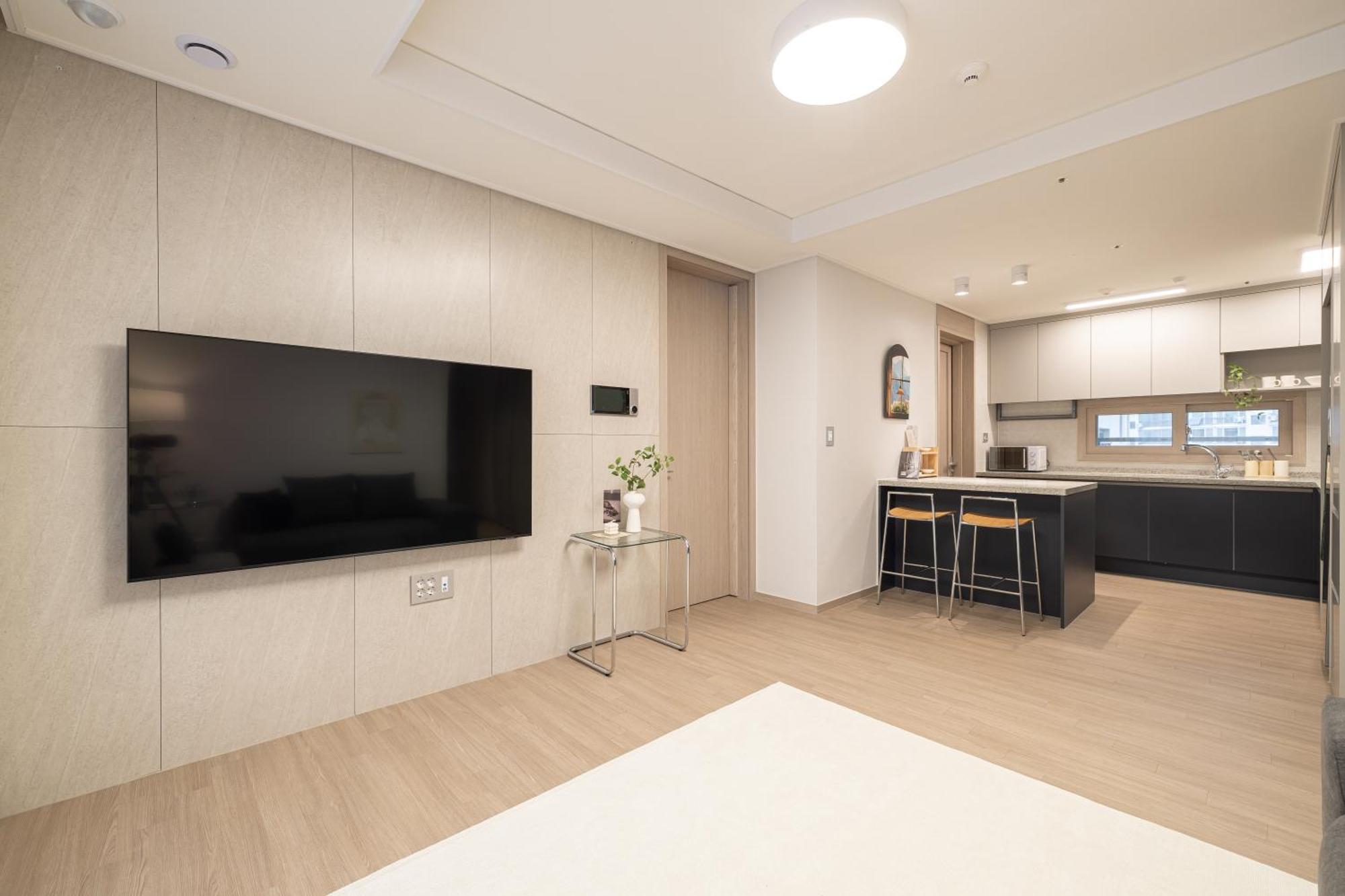 Apartment Stylish Modern Condo, 3 Bedrooms, 2 Bathrooms, 4 Air Conditioners, 65-inch Tv, Laundry Machine & Dryer