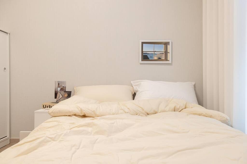 Stylish Modern Condo, 3 Bedrooms, 2 Bathrooms, 4 Air Conditioners, 65-inch Tv, Laundry Machine & Dryer *