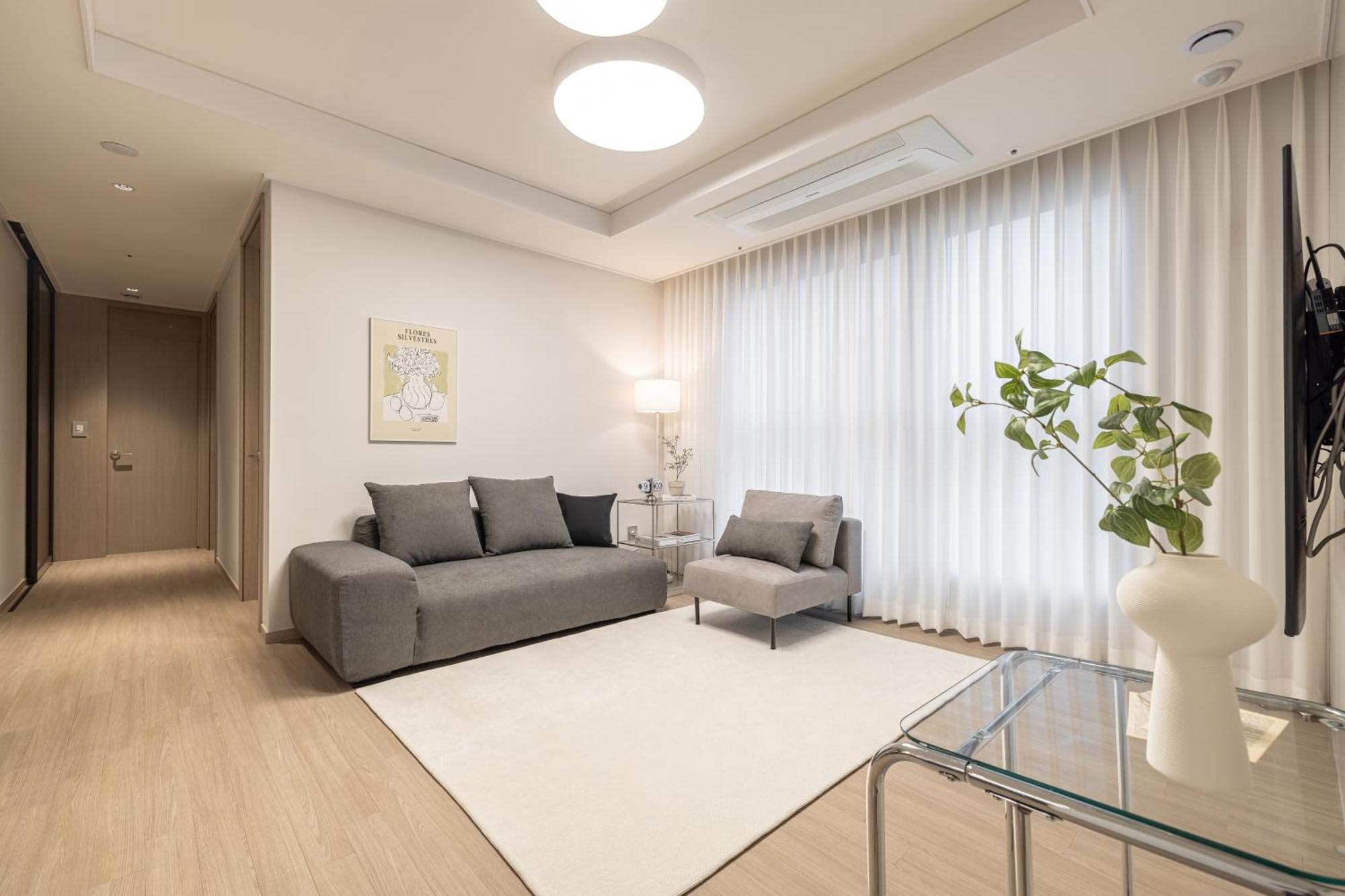 Stylish Modern Condo, 3 Bedrooms, 2 Bathrooms, 4 Air Conditioners, 65-inch Tv, Laundry Machine & Dryer * Seoul