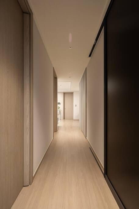 Apartment Stylish Modern Condo, 3 Bedrooms, 2 Bathrooms, 4 Air Conditioners, 65-inch Tv, Laundry Machine & Dryer