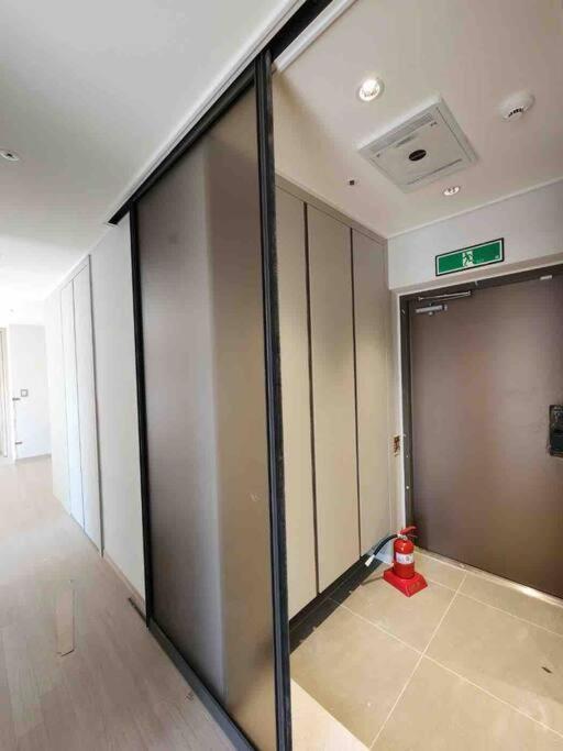 Apartment Stylish Modern Condo, 3 Bedrooms, 2 Bathrooms, 4 Air Conditioners, 65-inch Tv, Laundry Machine & Dryer *
