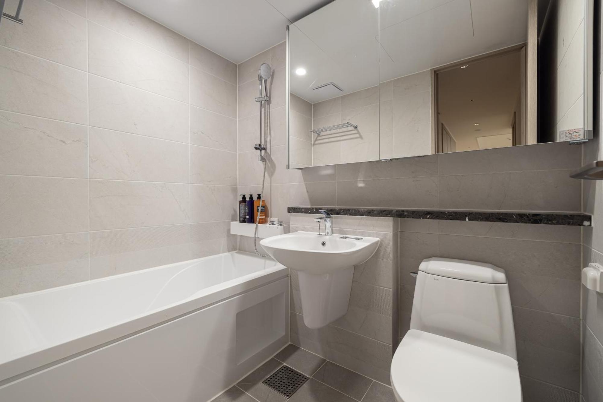 Stylish Modern Condo, 3 Bedrooms, 2 Bathrooms, 4 Air Conditioners, 65-inch Tv, Laundry Machine & Dryer *
