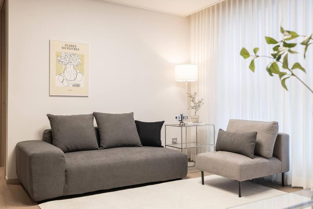 Apartment Stylish Modern Condo, 3 Bedrooms, 2 Bathrooms, 4 Air Conditioners, 65-inch Tv, Laundry Machine & Dryer
