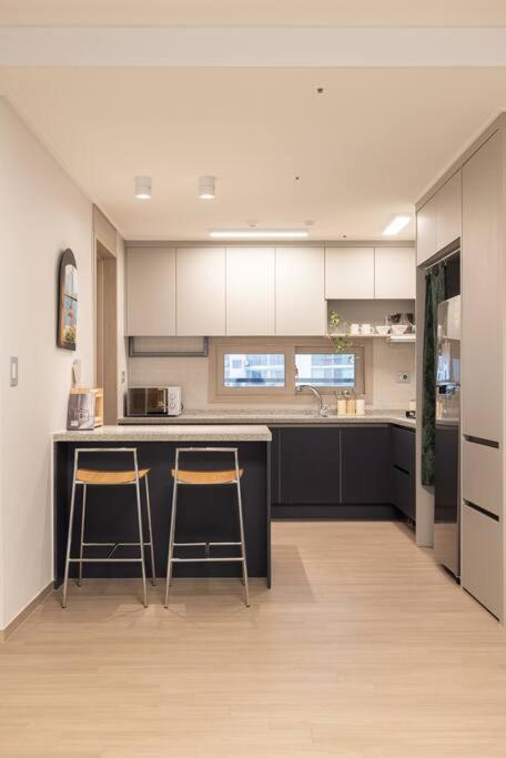 Apartment Stylish Modern Condo, 3 Bedrooms, 2 Bathrooms, 4 Air Conditioners, 65-inch Tv, Laundry Machine & Dryer *