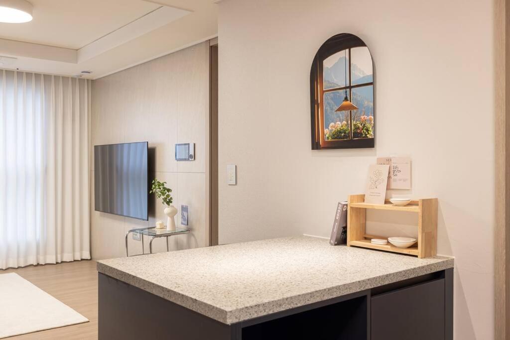 Apartment Stylish Modern Condo, 3 Bedrooms, 2 Bathrooms, 4 Air Conditioners, 65-inch Tv, Laundry Machine & Dryer Seoul