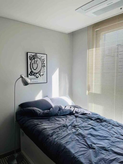 Stylish Modern Condo, 3 Bedrooms, 2 Bathrooms, 4 Air Conditioners, 65-inch Tv, Laundry Machine & Dryer *