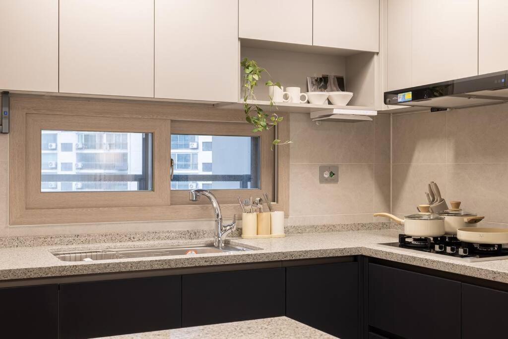 Apartment Stylish Modern Condo, 3 Bedrooms, 2 Bathrooms, 4 Air Conditioners, 65-inch Tv, Laundry Machine & Dryer