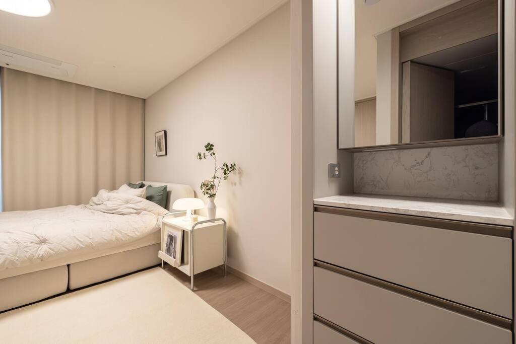 Apartment Stylish Modern Condo, 3 Bedrooms, 2 Bathrooms, 4 Air Conditioners, 65-inch Tv, Laundry Machine & Dryer Seoul