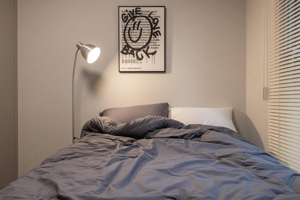 Stylish Modern Condo, 3 Bedrooms, 2 Bathrooms, 4 Air Conditioners, 65-inch Tv, Laundry Machine & Dryer * Seoul