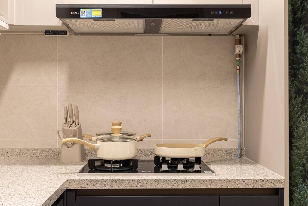 Apartment Stylish Modern Condo, 3 Bedrooms, 2 Bathrooms, 4 Air Conditioners, 65-inch Tv, Laundry Machine & Dryer