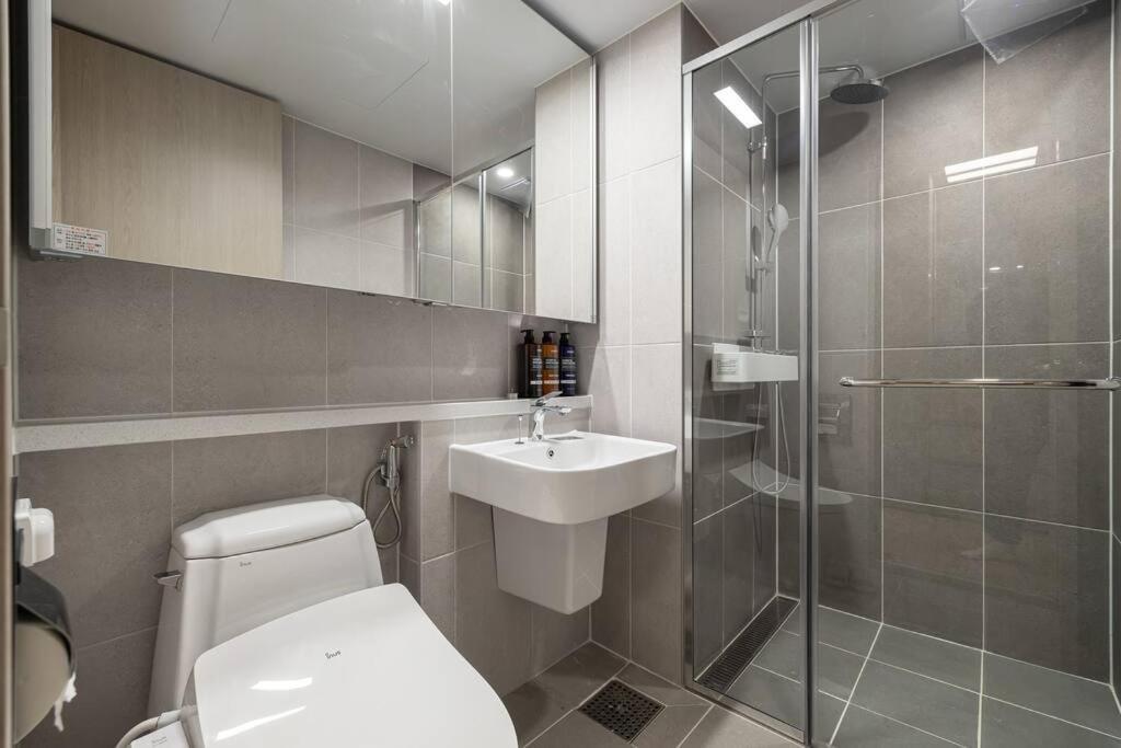Apartment Stylish Modern Condo, 3 Bedrooms, 2 Bathrooms, 4 Air Conditioners, 65-inch Tv, Laundry Machine & Dryer *