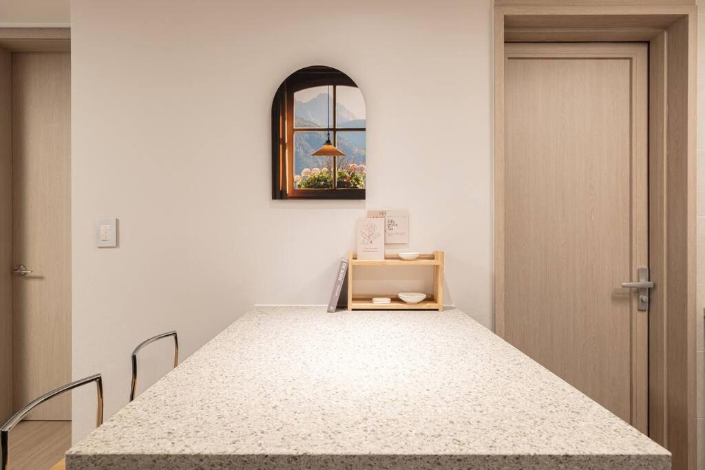 Apartment Stylish Modern Condo, 3 Bedrooms, 2 Bathrooms, 4 Air Conditioners, 65-inch Tv, Laundry Machine & Dryer Seoul