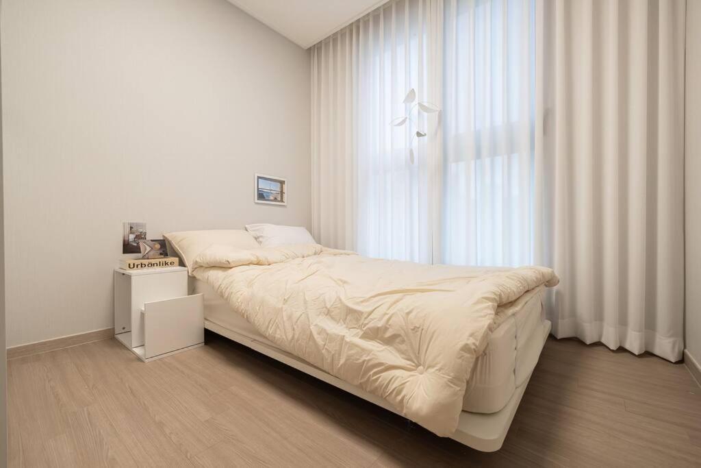 Stylish Modern Condo, 3 Bedrooms, 2 Bathrooms, 4 Air Conditioners, 65-inch Tv, Laundry Machine & Dryer *