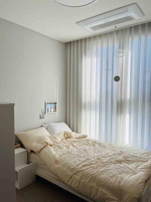Stylish Modern Condo, 3 Bedrooms, 2 Bathrooms, 4 Air Conditioners, 65-inch Tv, Laundry Machine & Dryer