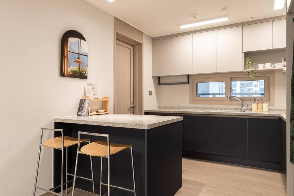 Stylish Modern Condo, 3 Bedrooms, 2 Bathrooms, 4 Air Conditioners, 65-inch Tv, Laundry Machine & Dryer Apartment *