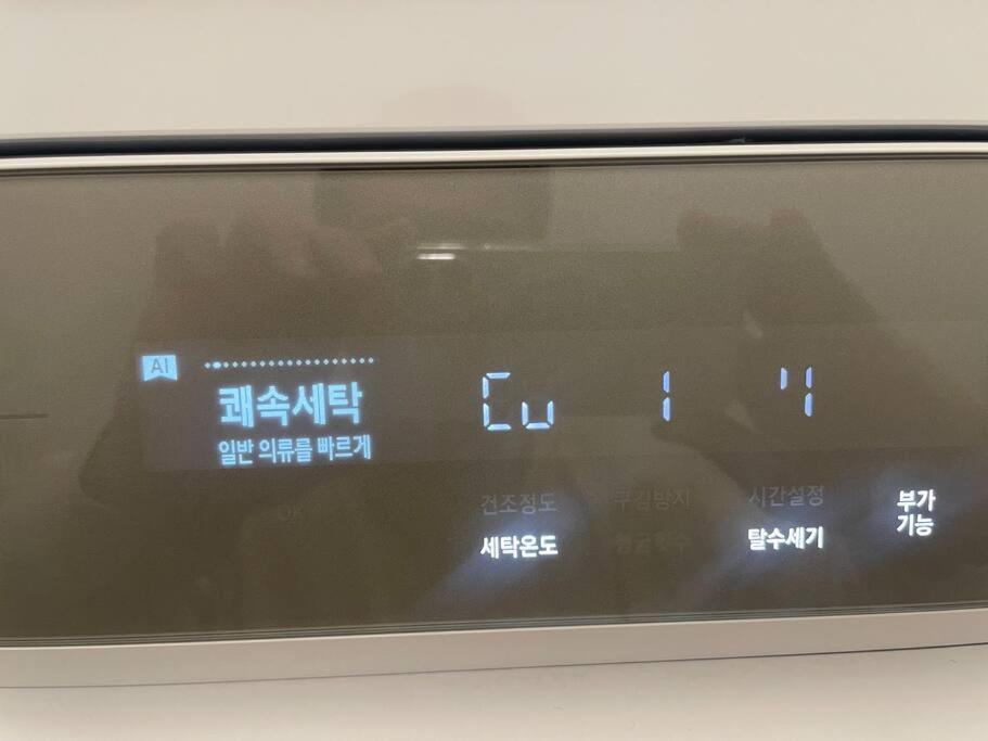 Apartment Stylish Modern Condo, 3 Bedrooms, 2 Bathrooms, 4 Air Conditioners, 65-inch Tv, Laundry Machine & Dryer Seoul