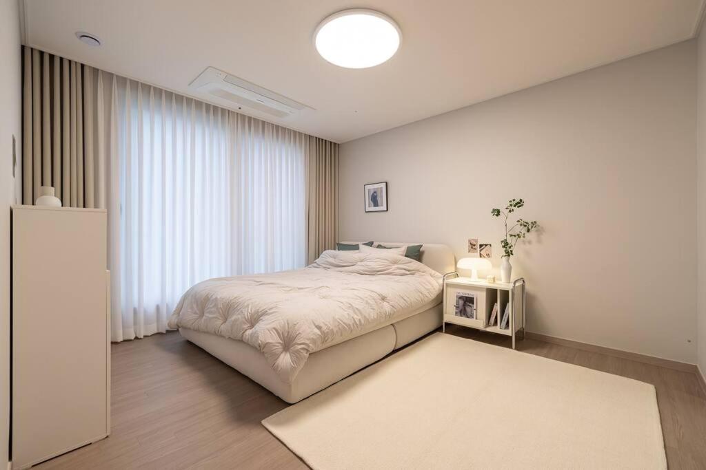 Stylish Modern Condo, 3 Bedrooms, 2 Bathrooms, 4 Air Conditioners, 65-inch Tv, Laundry Machine & Dryer Seoul