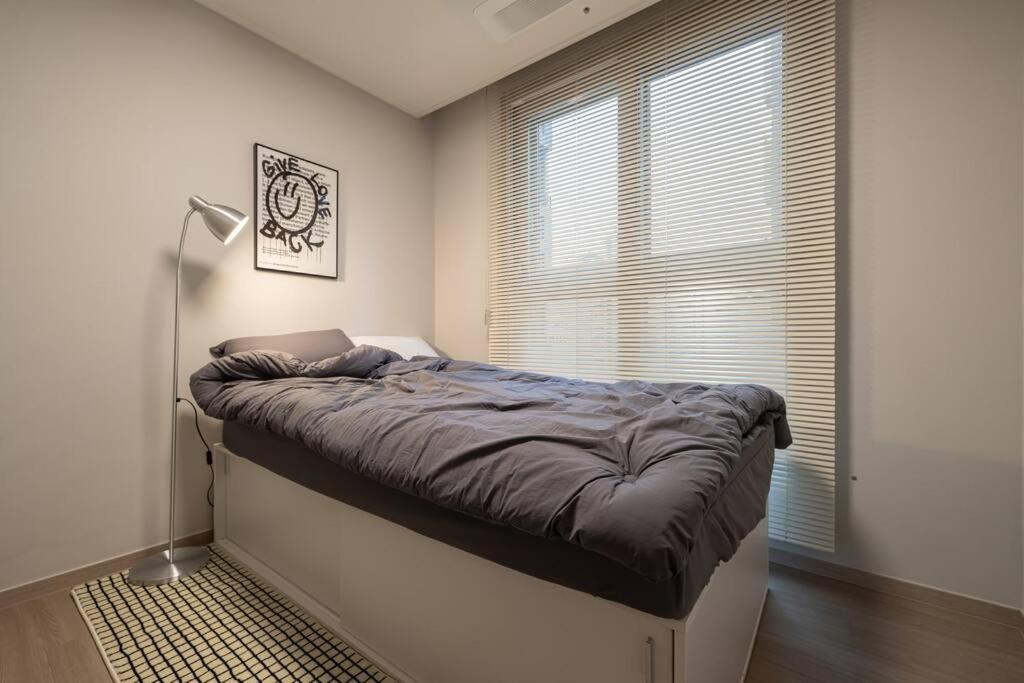 Apartment Stylish Modern Condo, 3 Bedrooms, 2 Bathrooms, 4 Air Conditioners, 65-inch Tv, Laundry Machine & Dryer
