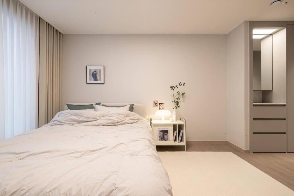 Apartment Stylish Modern Condo, 3 Bedrooms, 2 Bathrooms, 4 Air Conditioners, 65-inch Tv, Laundry Machine & Dryer *
