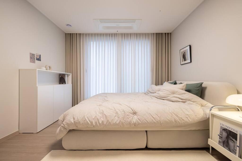 Apartment Stylish Modern Condo, 3 Bedrooms, 2 Bathrooms, 4 Air Conditioners, 65-inch Tv, Laundry Machine & Dryer Seoul